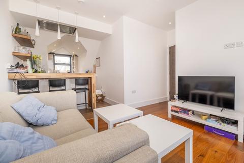 2 bedroom flat to rent, Garratt Lane London SW17