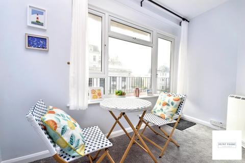 1 bedroom flat for sale, Jevington Gardens, Eastbourne BN21