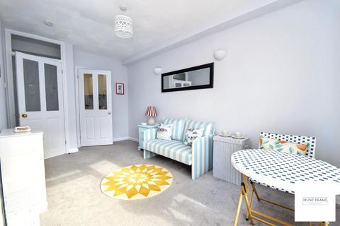 1 bedroom flat for sale, Jevington Gardens, Eastbourne BN21