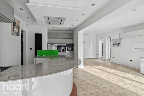 4 bedroom chalet for sale, Station Drive, Wisbech