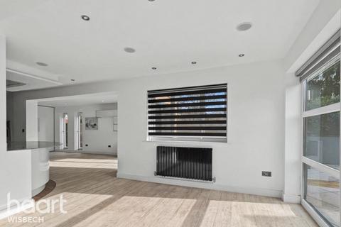 4 bedroom chalet for sale, Station Drive, Wisbech