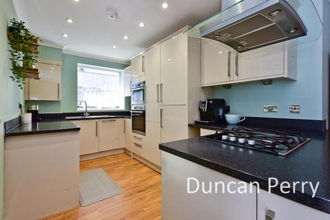 2 bedroom detached bungalow for sale, Field View Road, Potters Bar EN6