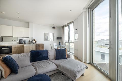 2 bedroom flat to rent, Plaza Gardens London SW15