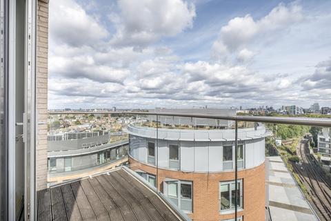 2 bedroom flat to rent, Plaza Gardens London SW15