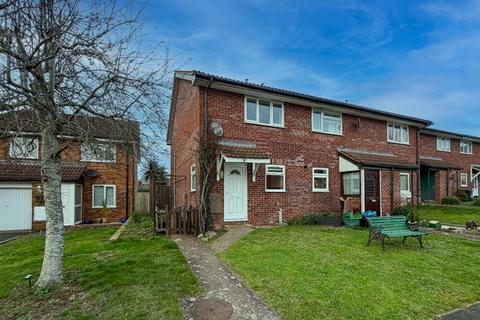2 bedroom end of terrace house to rent, Heather Close, Taunton