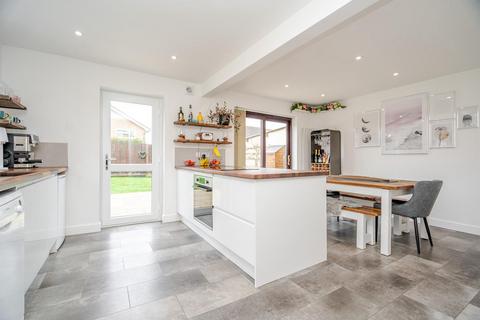 4 bedroom detached house for sale, Favell Drive, Furzton, Milton Keynes, MK4