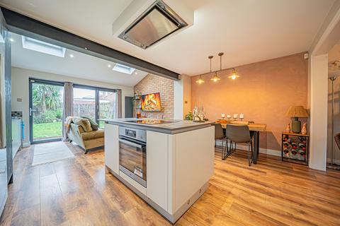 3 bedroom semi-detached house for sale, Deanbrook Close, Shirley, B90