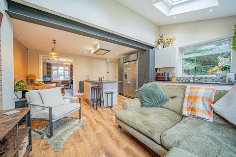 3 bedroom semi-detached house for sale, Deanbrook Close, Shirley, B90