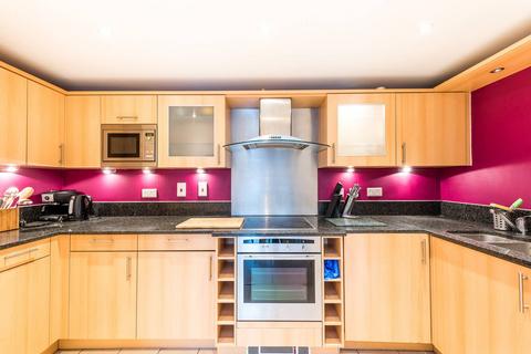 3 bedroom flat to rent, Vauxhall Bridge Road, Pimlico, London, SW1V