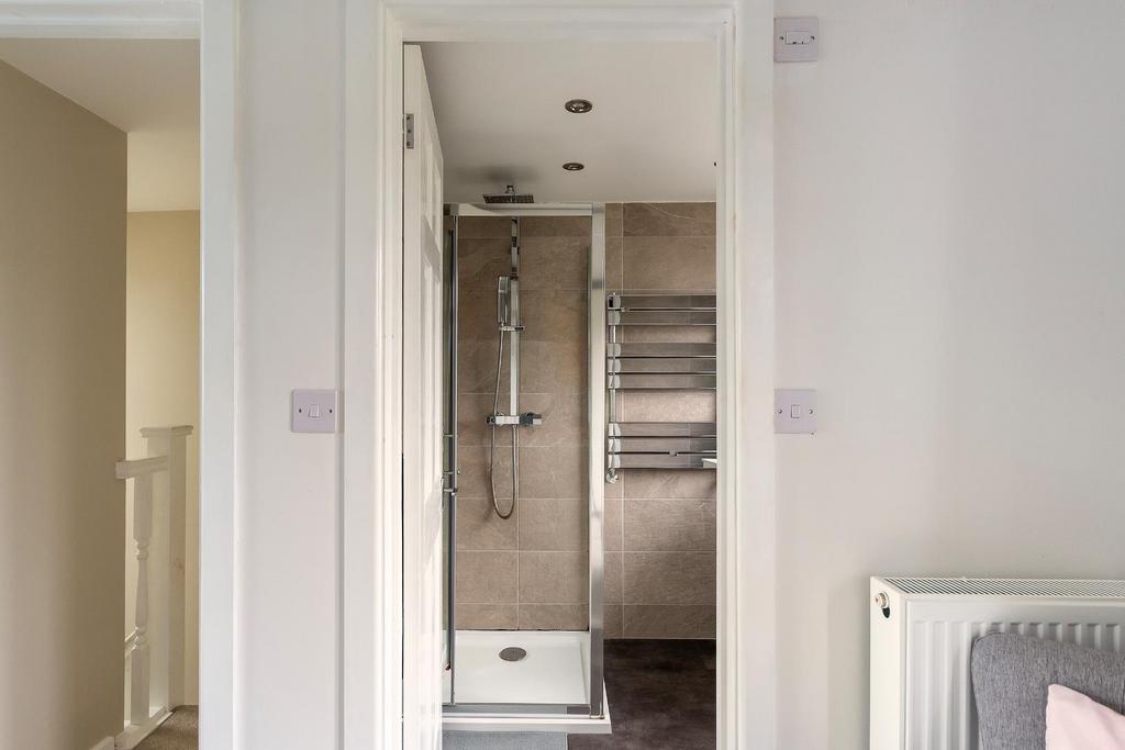 1 E6 RAV - Ensuite A.jpg