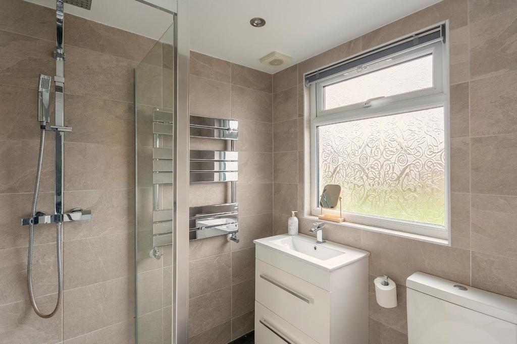 1 E6 RAV - Ensuite B.jpg