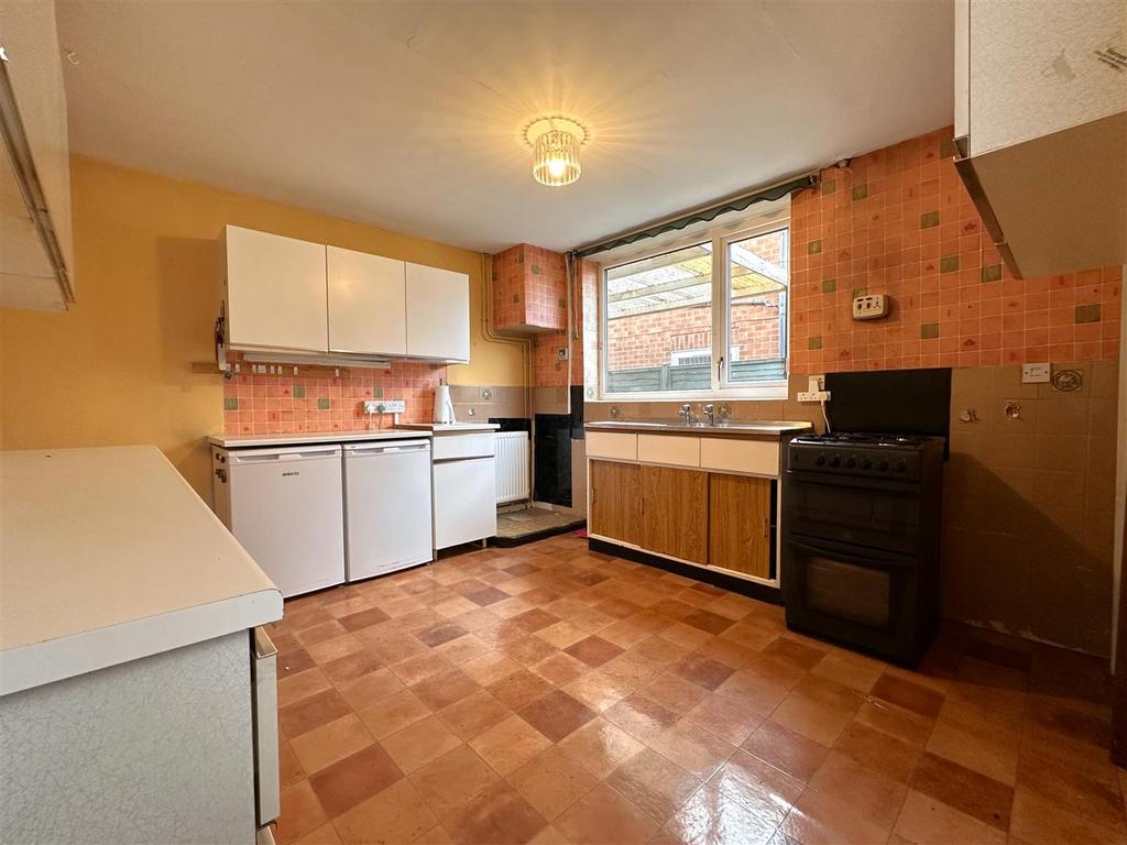 Spacious Kitchen 712