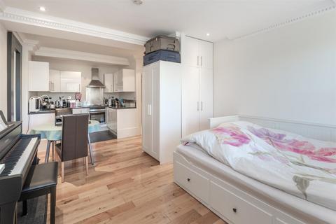 Studio to rent, Fitzjohn's Avenue, Hampstead, London, NW3