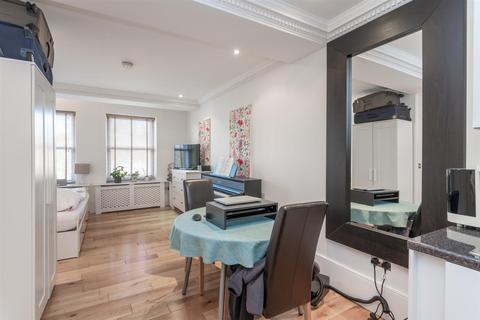 Studio to rent, Fitzjohn's Avenue, Hampstead, London, NW3
