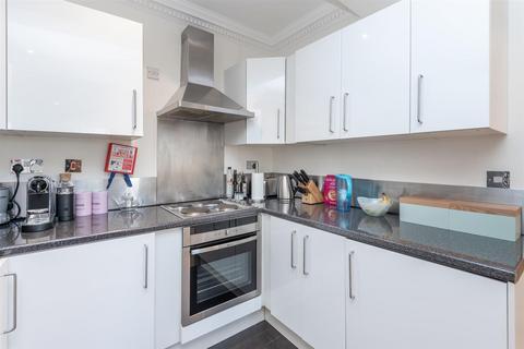 Studio to rent, Fitzjohn's Avenue, Hampstead, London, NW3
