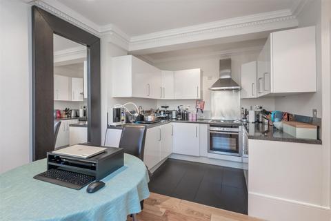 Studio to rent, Fitzjohn's Avenue, Hampstead, London, NW3