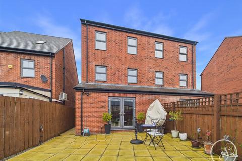 4 bedroom semi-detached house for sale, Magnolia Road, Seacroft, Leeds