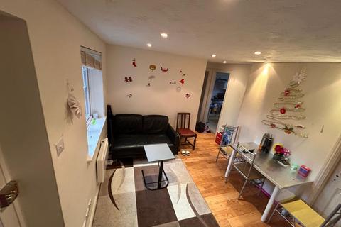 3 bedroom flat to rent, Chingford, E4
