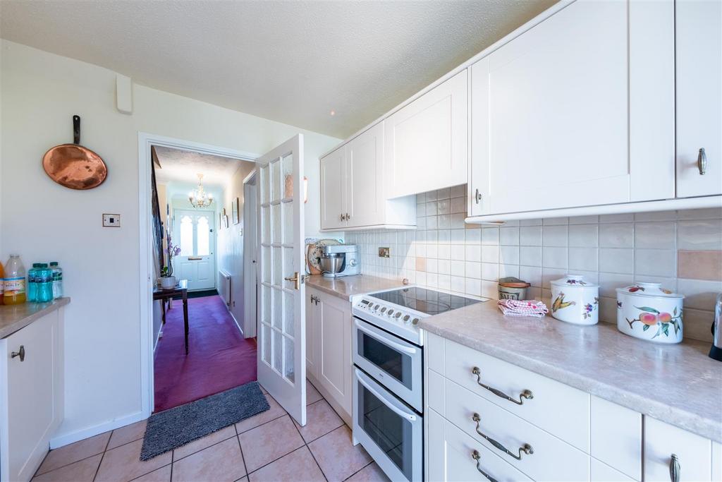 20 Woodlands Way-002.jpg