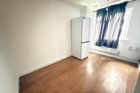 2 bedroom maisonette to rent, The Crescent, Hayes