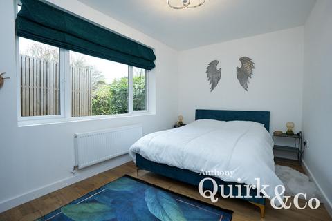 1 bedroom chalet to rent, Hall Road, Rochford, SS4
