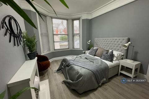 3 bedroom flat to rent, Furness Road, London, NW10