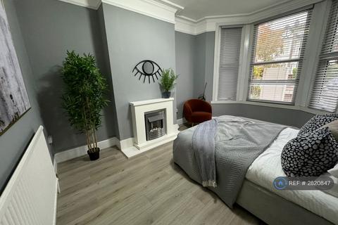 3 bedroom flat to rent, Furness Road, London, NW10