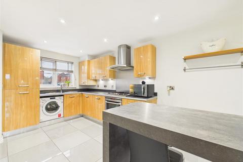 3 bedroom townhouse to rent, Kingscroft Drive, Brough