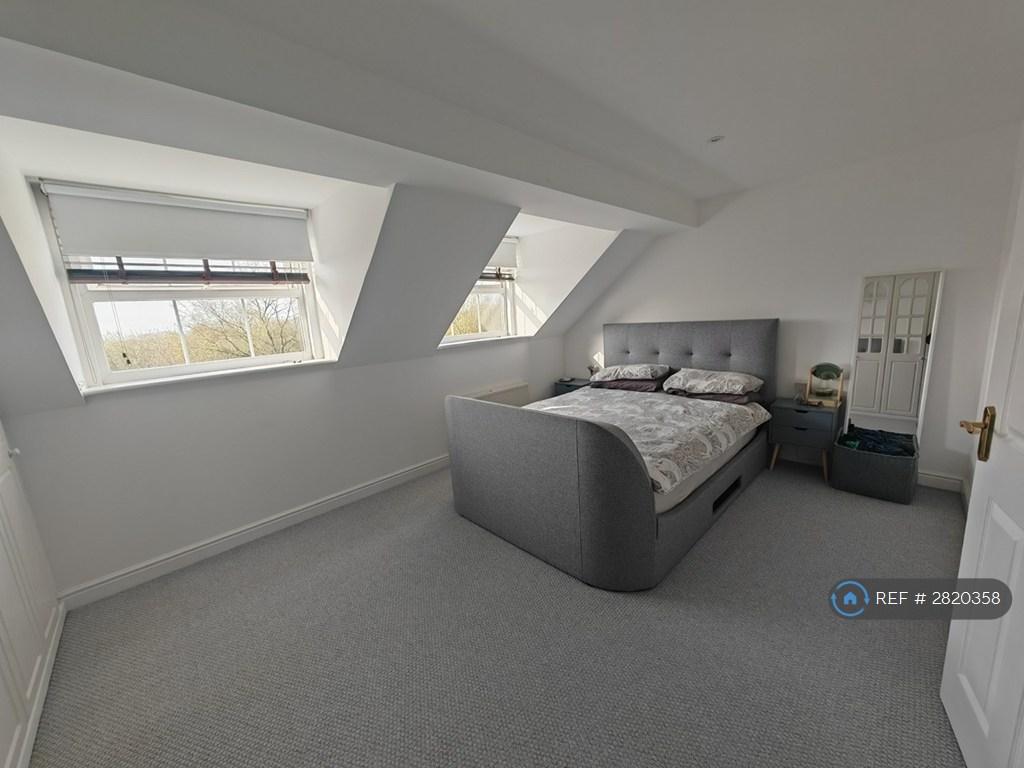 Master En-Suite Bedroom