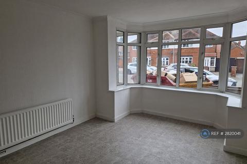4 bedroom semi-detached house to rent, Knoll Drive, Coventry, CV3