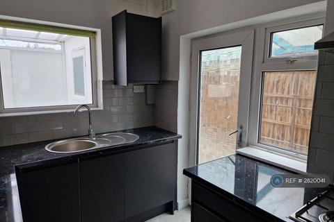 4 bedroom semi-detached house to rent, Knoll Drive, Coventry, CV3