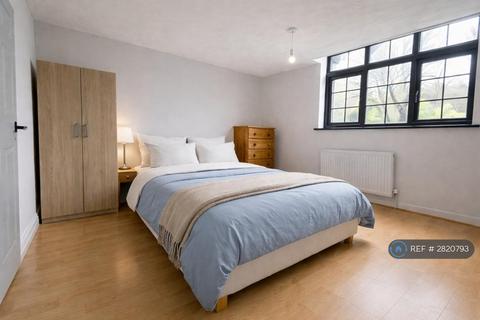 1 bedroom in a house share to rent, St Georges Square, London, E14