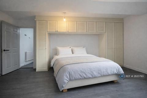 1 bedroom in a house share to rent, St Georges Square, London, E14