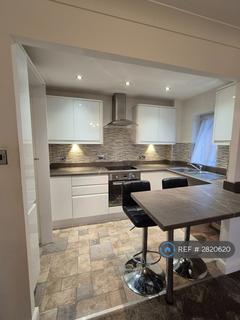 2 bedroom flat to rent, Marwell Close, Romford, RM1