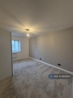 2 bedroom flat to rent, Marwell Close, Romford, RM1
