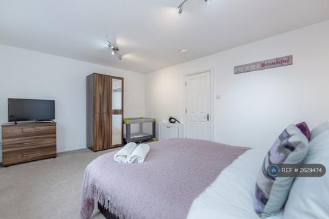 3 bedroom flat to rent, Royal Lane, West Drayton, UB7