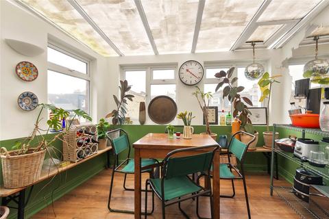2 bedroom flat for sale, Battersea Park Road, London, SW11