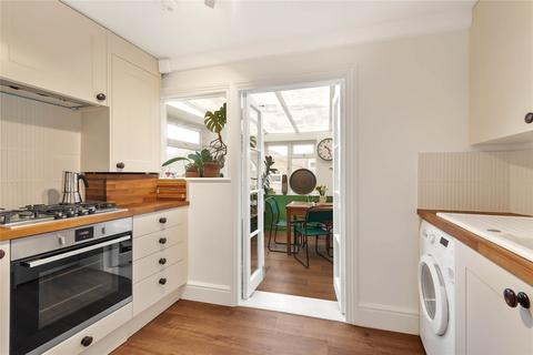 2 bedroom flat for sale, Battersea Park Road, London, SW11