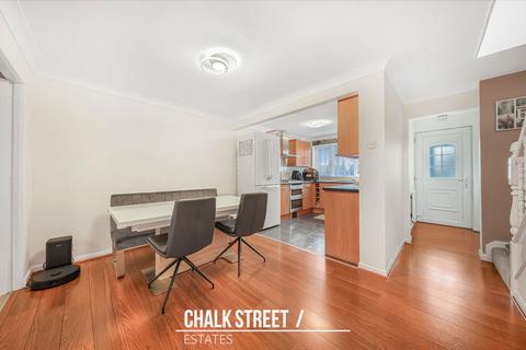 3 bedroom semi-detached house for sale, Carisbrooke Close, Hornchurch, RM11