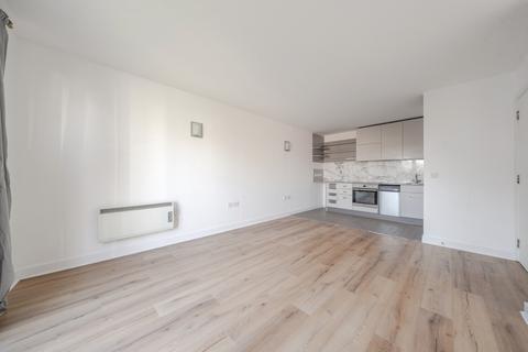 2 bedroom flat to rent, Deals Gateway London SE13