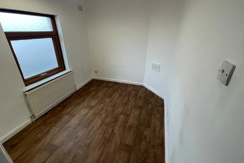 3 bedroom semi-detached house to rent, Marshall Avenue, Middlesbrough TS3