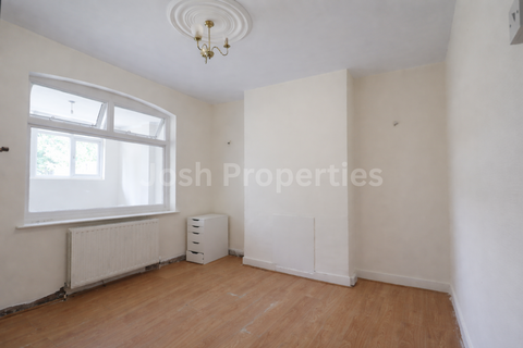 3 bedroom terraced house to rent, Chadwell Heath Lane, Romford RM6