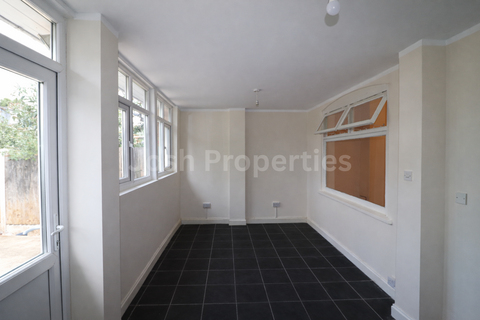 3 bedroom terraced house to rent, Chadwell Heath Lane, Romford RM6