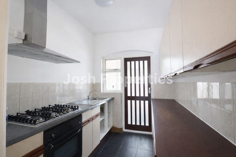 3 bedroom terraced house to rent, Chadwell Heath Lane, Romford RM6