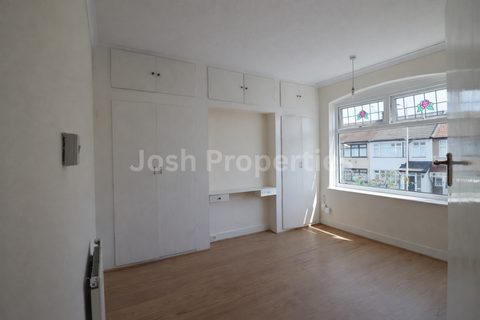 3 bedroom terraced house to rent, Chadwell Heath Lane, Romford RM6