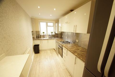2 bedroom apartment to rent, Southbourne Crescent, London, NW4