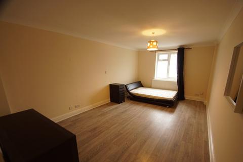 2 bedroom apartment to rent, Southbourne Crescent, London, NW4