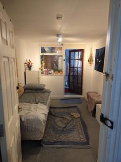 2 bedroom bungalow to rent, Richmond Road, Kingston upon Thames