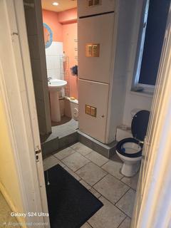 2 bedroom bungalow to rent, Richmond Road, Kingston upon Thames