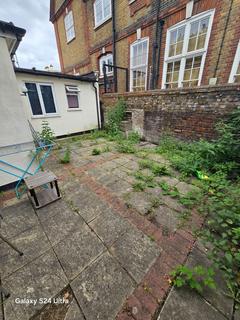 2 bedroom bungalow to rent, Richmond Road, Kingston upon Thames